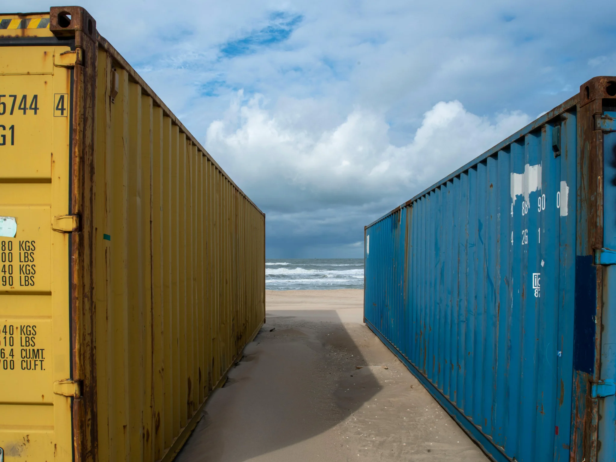 40ft high cube shipping containers ideal for coastal storage, offering durable and wind and watertight protection