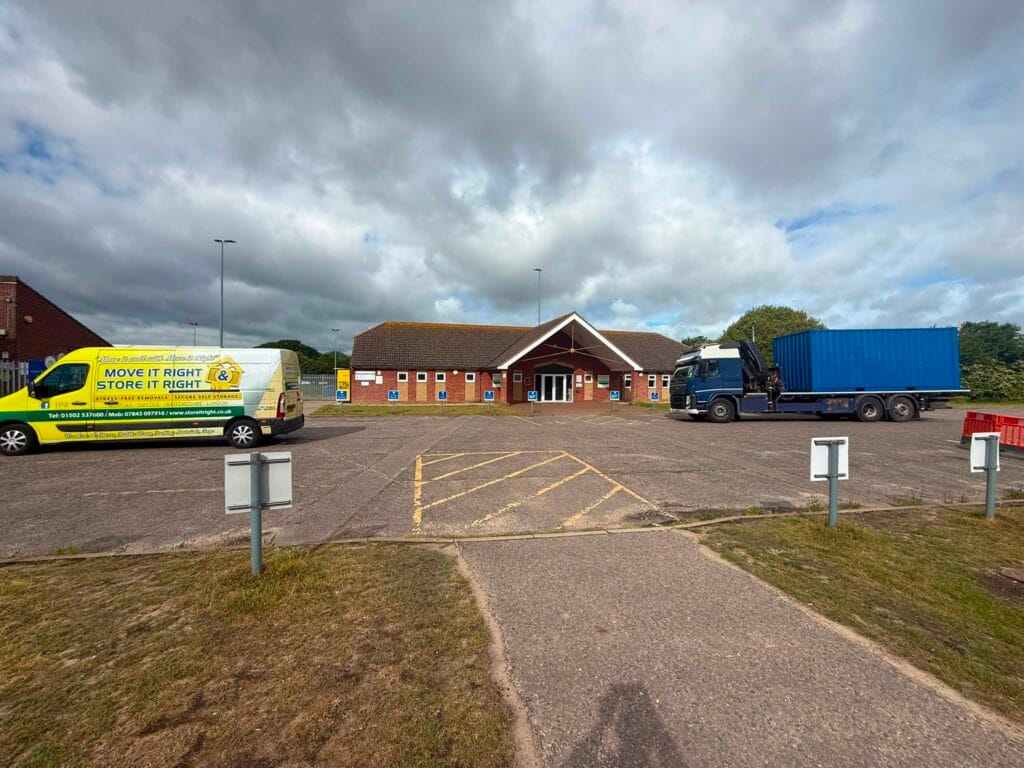 Shipping Containers Suffolk rigid with container and customer